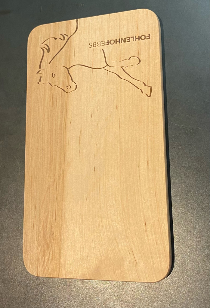 Schneidbrett aus Holz mit Fohlenhof Ebbs gravur